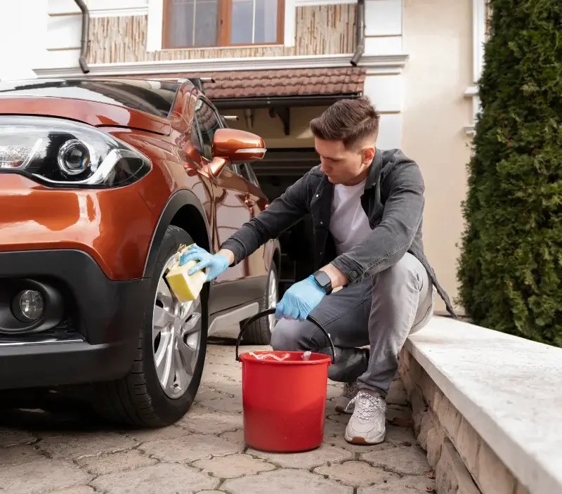 Lavage auto à domicile Perrecy-les-Forges : professionnel intervenant sur un véhicule